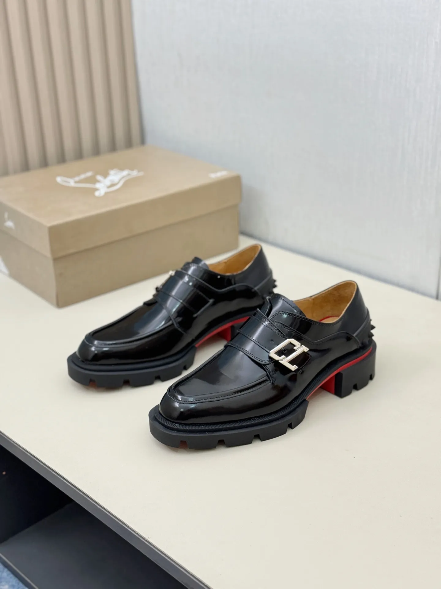 [CL～High-end men’s red-soled shoes] Top P: 880💰. Size: 39-44 (38.45.46 can be customized) 🆑Top original order purchasing agent Imported open-edge bead fabric and water-dyed cowhide inside 🉑️ Imported TPU rubber sole, wear-resistant and non-slip, full of European style.